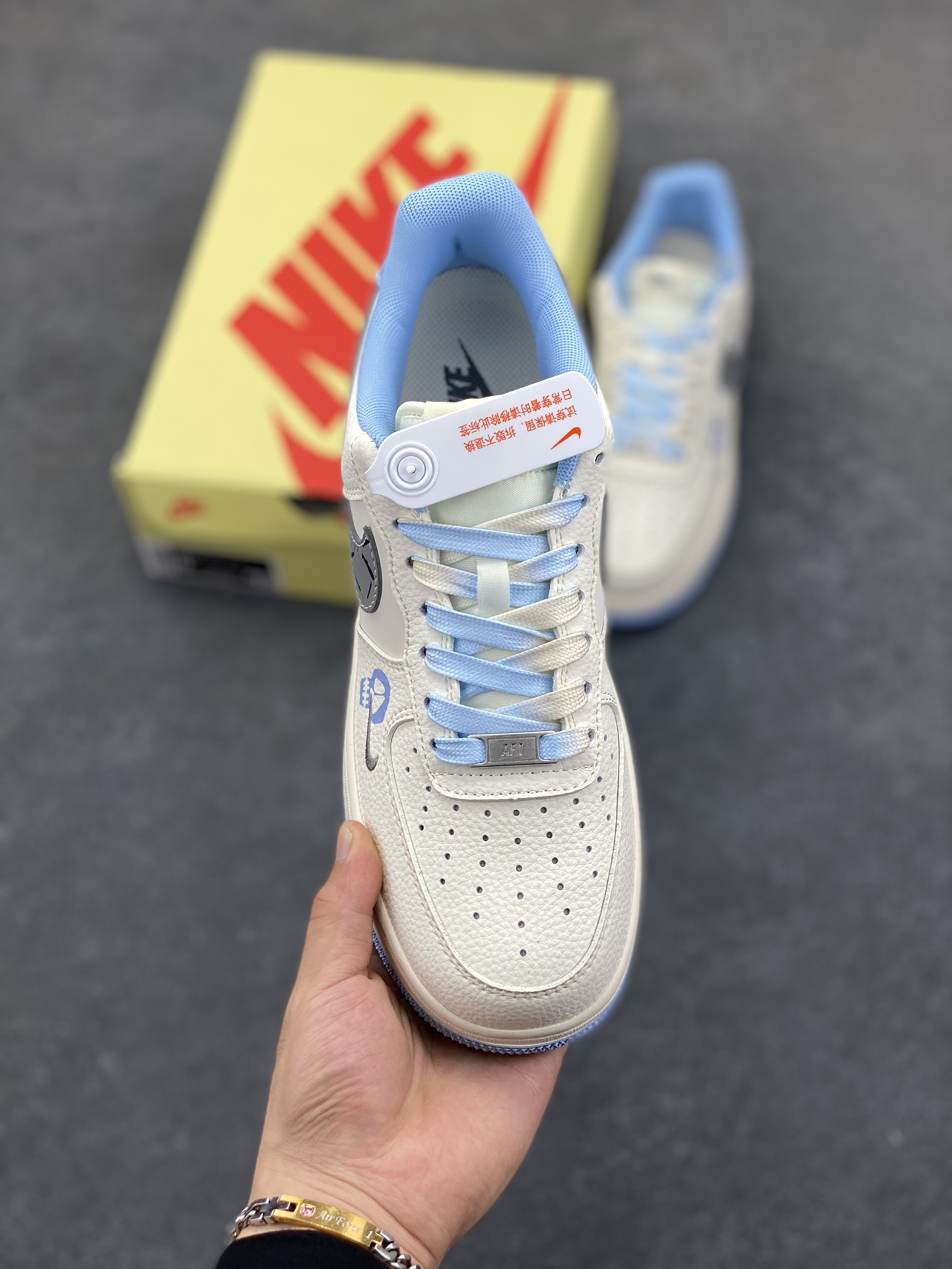图片[2]-Nike Air Force 1 \’07 Low “斯图西联名——骷髅米灰蓝”空军一号 低帮 运动鞋 休闲鞋 折边针车 工艺难度大 原楦头原纸板 原装鞋盒 定制五金配件 内置全掌气垫 原厂鞋底 货号：QW5606-269 尺码：36 36.5 37.5 38 38.5 39 40 40.5 41 42 42.5 43 44 44.5 45-选品中心