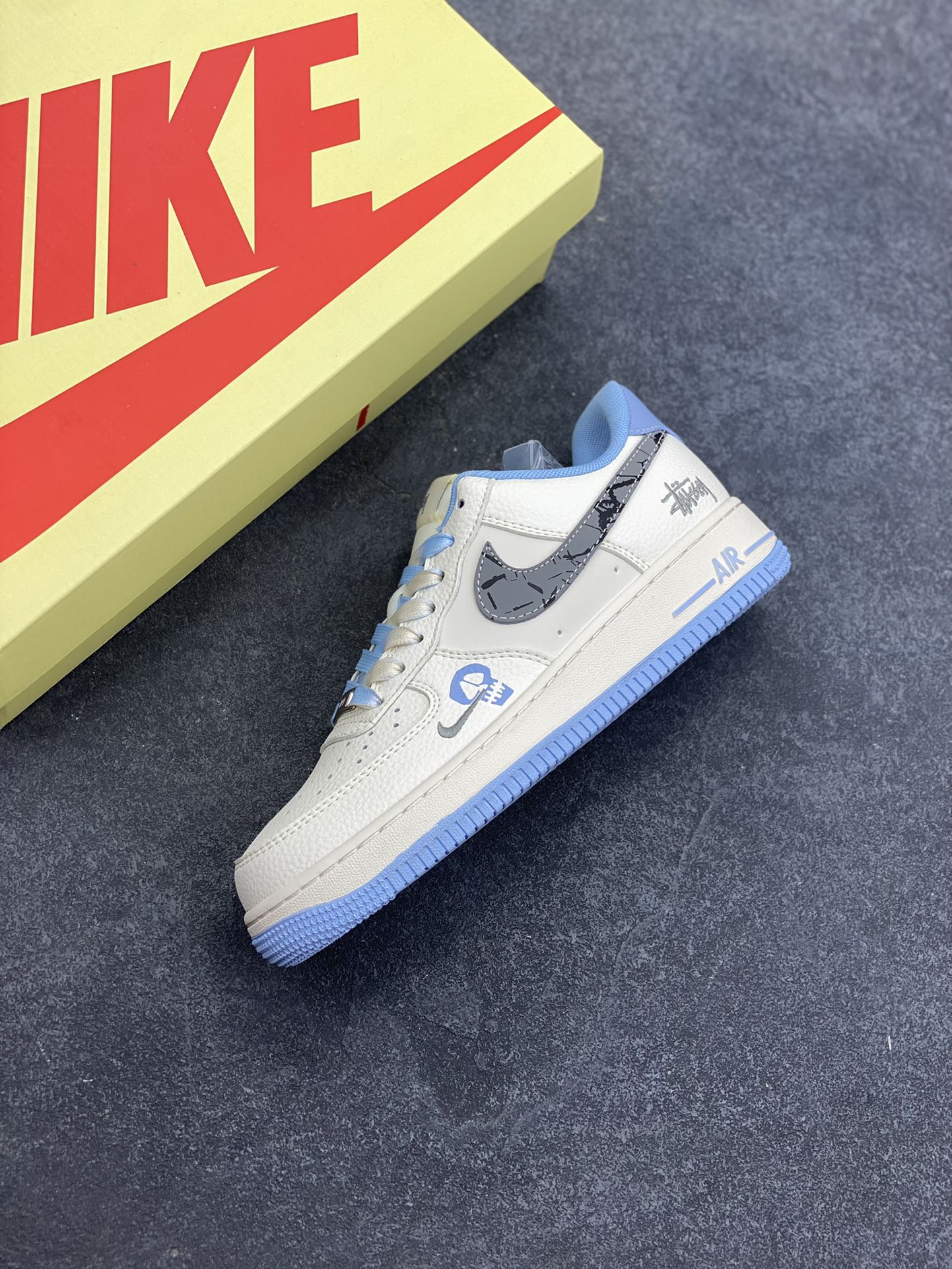 图片[7]-Nike Air Force 1 \’07 Low “斯图西联名——骷髅米灰蓝”空军一号 低帮 运动鞋 休闲鞋 折边针车 工艺难度大 原楦头原纸板 原装鞋盒 定制五金配件 内置全掌气垫 原厂鞋底 货号：QW5606-269 尺码：36 36.5 37.5 38 38.5 39 40 40.5 41 42 42.5 43 44 44.5 45-选品中心