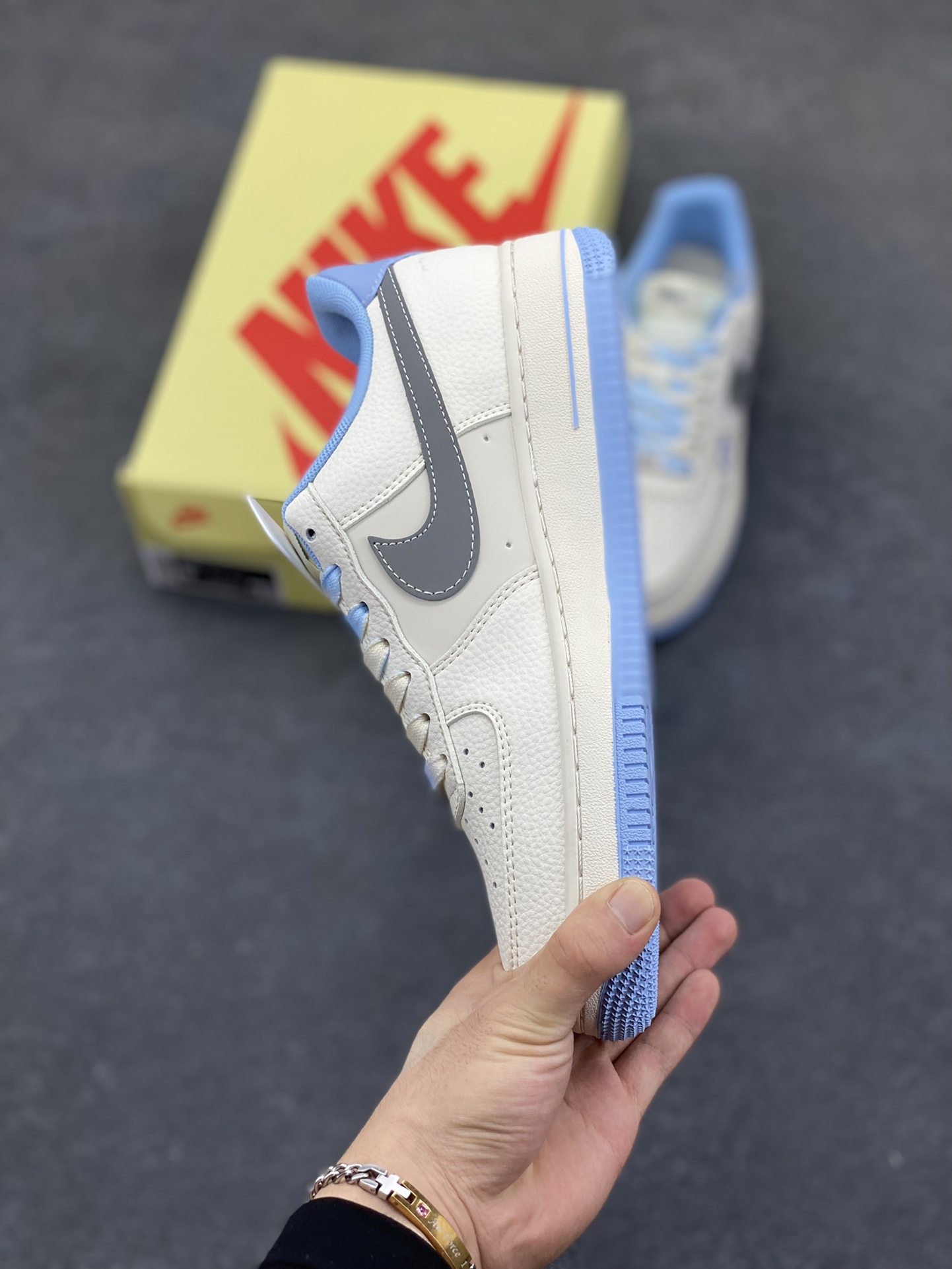 图片[3]-Nike Air Force 1 \’07 Low “斯图西联名——骷髅米灰蓝”空军一号 低帮 运动鞋 休闲鞋 折边针车 工艺难度大 原楦头原纸板 原装鞋盒 定制五金配件 内置全掌气垫 原厂鞋底 货号：QW5606-269 尺码：36 36.5 37.5 38 38.5 39 40 40.5 41 42 42.5 43 44 44.5 45-选品中心