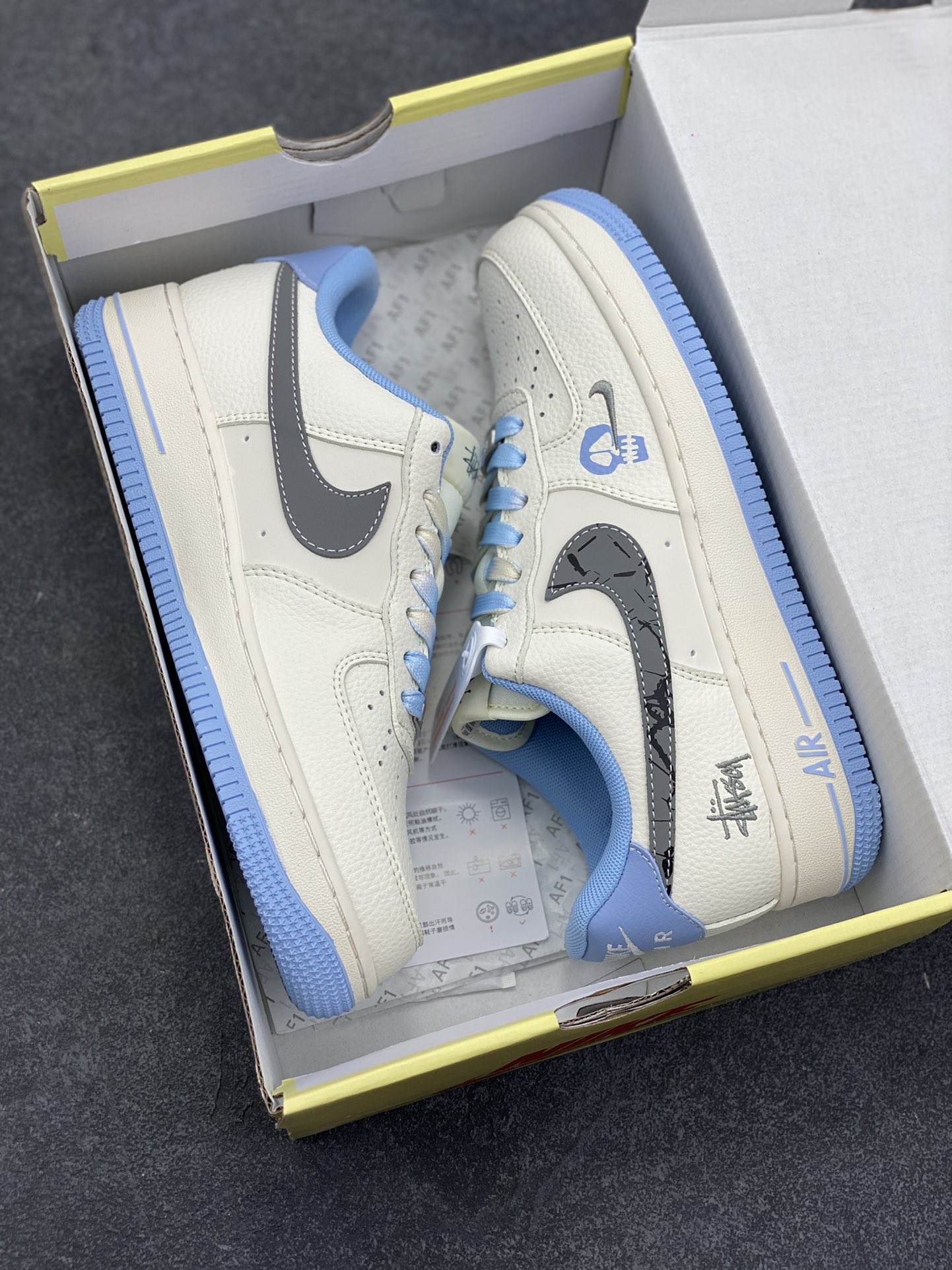 图片[9]-Nike Air Force 1 \’07 Low “斯图西联名——骷髅米灰蓝”空军一号 低帮 运动鞋 休闲鞋 折边针车 工艺难度大 原楦头原纸板 原装鞋盒 定制五金配件 内置全掌气垫 原厂鞋底 货号：QW5606-269 尺码：36 36.5 37.5 38 38.5 39 40 40.5 41 42 42.5 43 44 44.5 45-选品中心