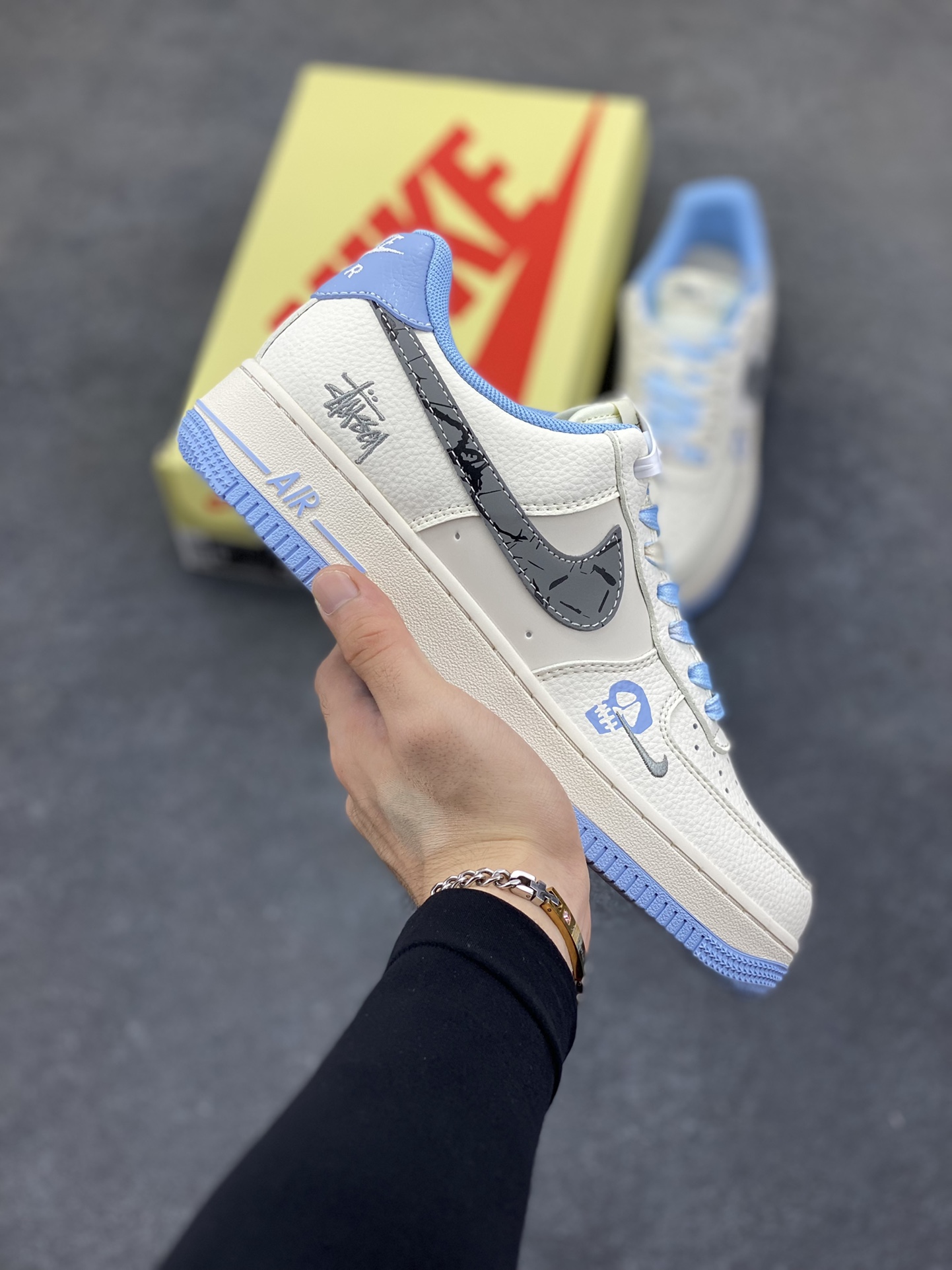 Nike Air Force 1 \’07 Low “斯图西联名——骷髅米灰蓝”空军一号 低帮 运动鞋 休闲鞋 折边针车 工艺难度大 原楦头原纸板 原装鞋盒 定制五金配件 内置全掌气垫 原厂鞋底 货号:QW5606-269 尺码:36 36.5 37.5 38 38.5 39 40 40.5 41 42 42.5 43 44 44.5 45-选品中心