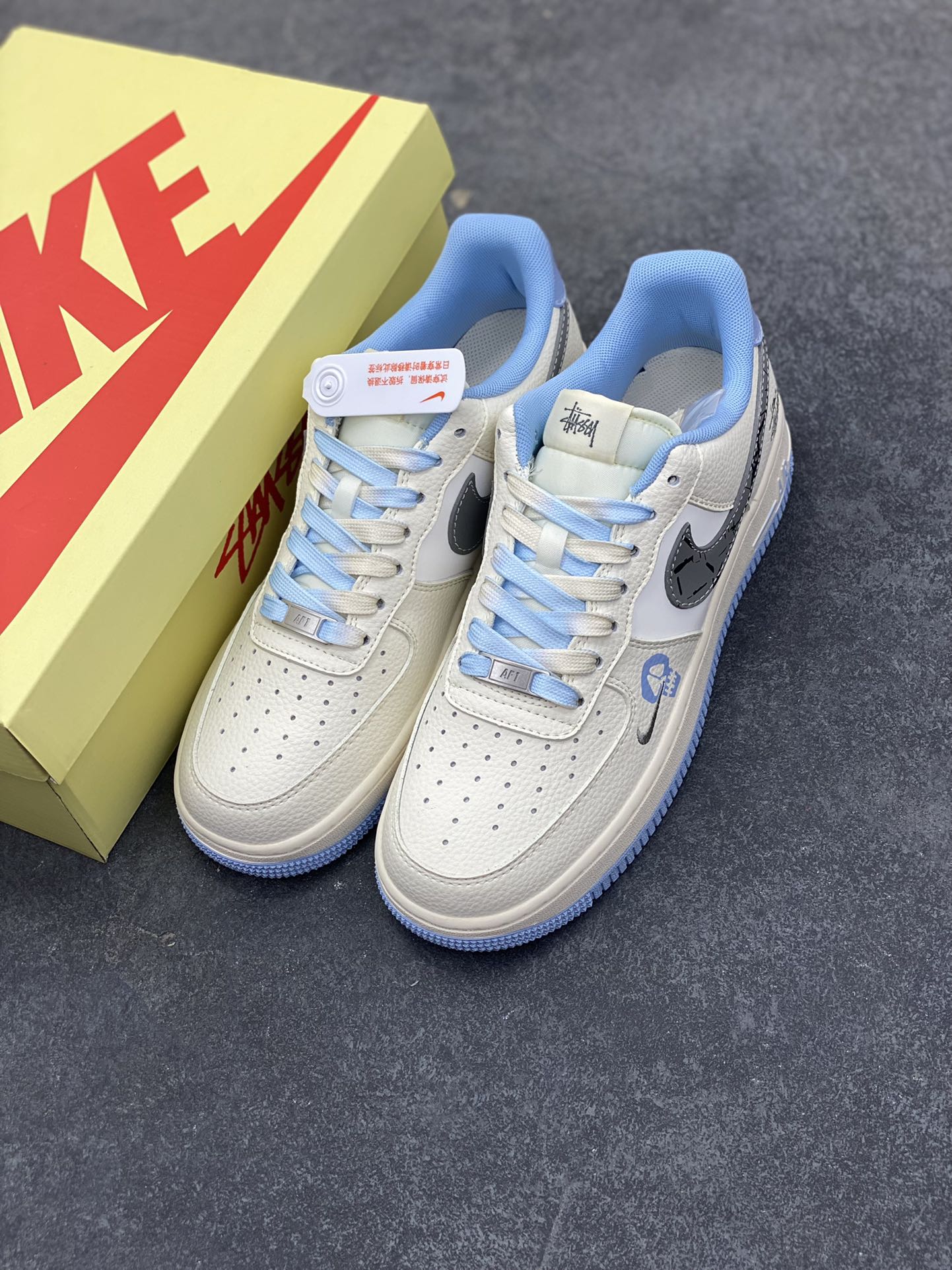 图片[8]-Nike Air Force 1 \’07 Low “斯图西联名——骷髅米灰蓝”空军一号 低帮 运动鞋 休闲鞋 折边针车 工艺难度大 原楦头原纸板 原装鞋盒 定制五金配件 内置全掌气垫 原厂鞋底 货号：QW5606-269 尺码：36 36.5 37.5 38 38.5 39 40 40.5 41 42 42.5 43 44 44.5 45-选品中心