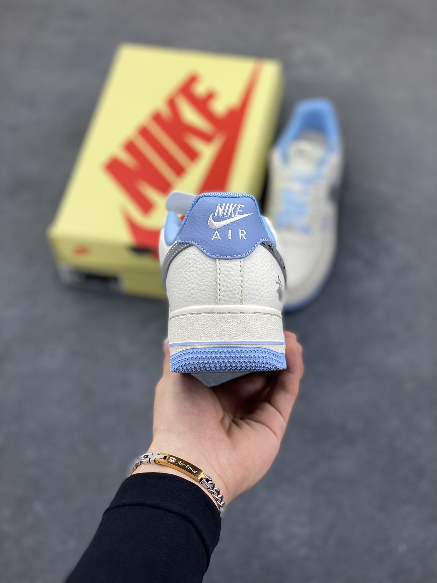 图片[4]-Nike Air Force 1 \’07 Low “斯图西联名——骷髅米灰蓝”空军一号 低帮 运动鞋 休闲鞋 折边针车 工艺难度大 原楦头原纸板 原装鞋盒 定制五金配件 内置全掌气垫 原厂鞋底 货号：QW5606-269 尺码：36 36.5 37.5 38 38.5 39 40 40.5 41 42 42.5 43 44 44.5 45-选品中心