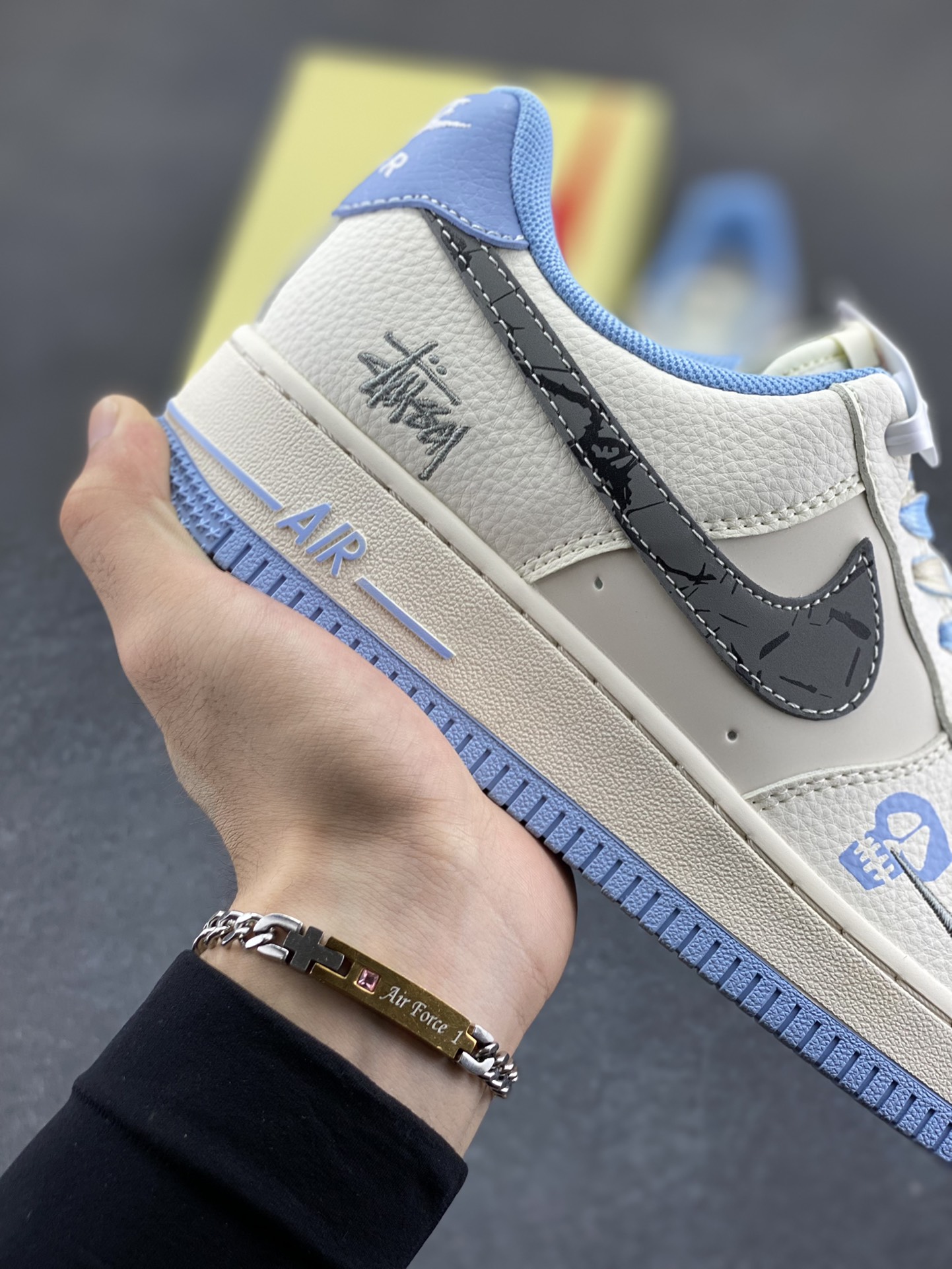 图片[6]-Nike Air Force 1 \’07 Low “斯图西联名——骷髅米灰蓝”空军一号 低帮 运动鞋 休闲鞋 折边针车 工艺难度大 原楦头原纸板 原装鞋盒 定制五金配件 内置全掌气垫 原厂鞋底 货号：QW5606-269 尺码：36 36.5 37.5 38 38.5 39 40 40.5 41 42 42.5 43 44 44.5 45-选品中心