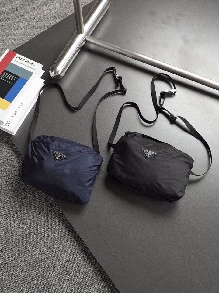 “Prada 2025 Men’s Hood Jacket: High-Quality Fabric, Comfortable Design, Brand-Element Concept, Professional Substitute Level” - 图片 1