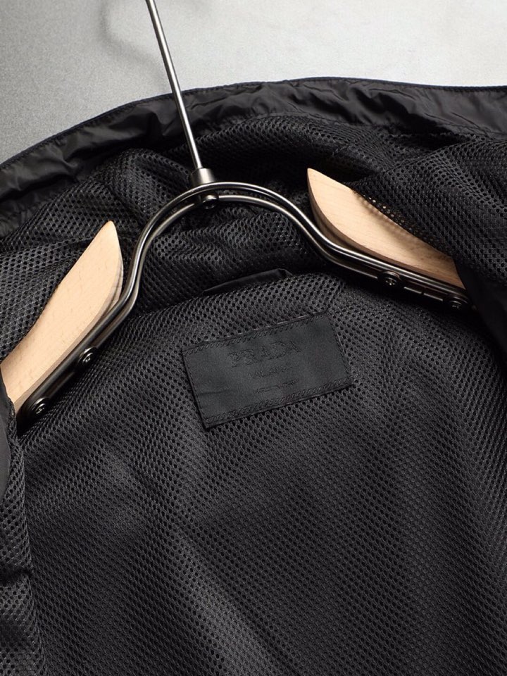 “Prada 2025 Men’s Hood Jacket: High-Quality Fabric, Comfortable Design, Brand-Element Concept, Professional Substitute Level” - 图片 7