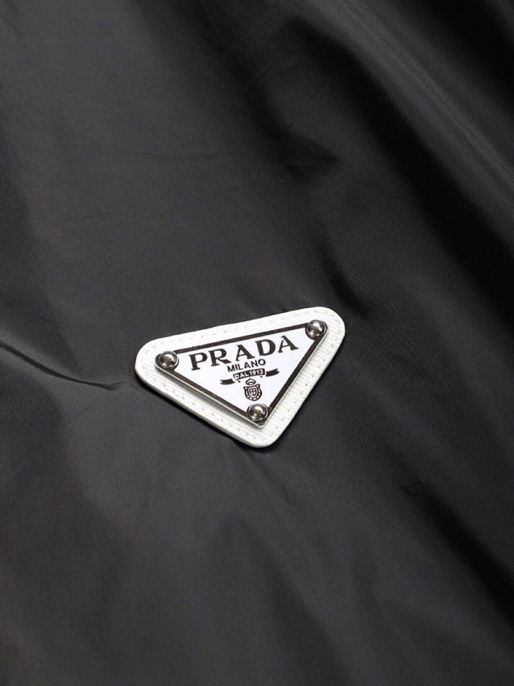 “Prada 2025 Men’s Hood Jacket: High-Quality Fabric, Comfortable Design, Brand-Element Concept, Professional Substitute Level” - 图片 5