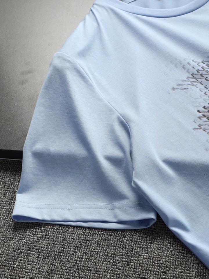 Title: P576 Briño T-shirt: High-Quality, Stylish, Custom Design Summary: High-quality, silky Briño t-shirt with classic logo, available in M-XXXL sizes and - 图片 6