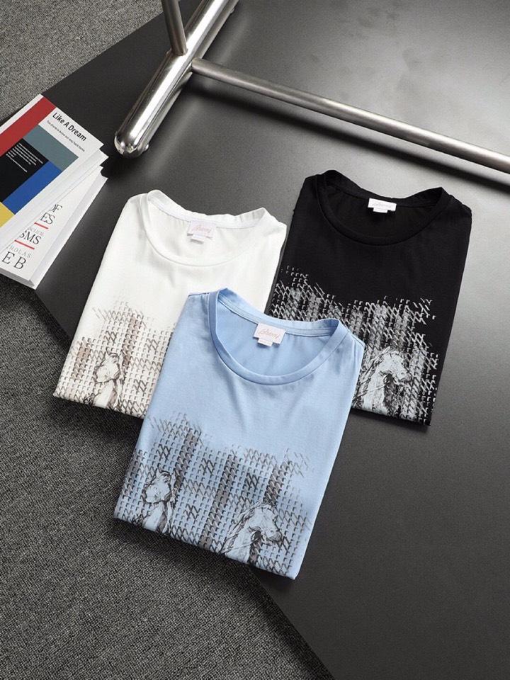 Title: P576 Briño T-shirt: High-Quality, Stylish, Custom Design Summary: High-quality, silky Briño t-shirt with classic logo, available in M-XXXL sizes and