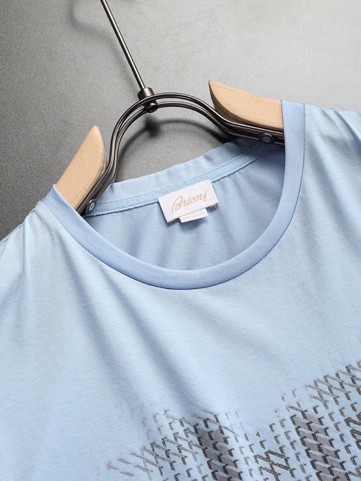 Title: P576 Briño T-shirt: High-Quality, Stylish, Custom Design Summary: High-quality, silky Briño t-shirt with classic logo, available in M-XXXL sizes and - 图片 5