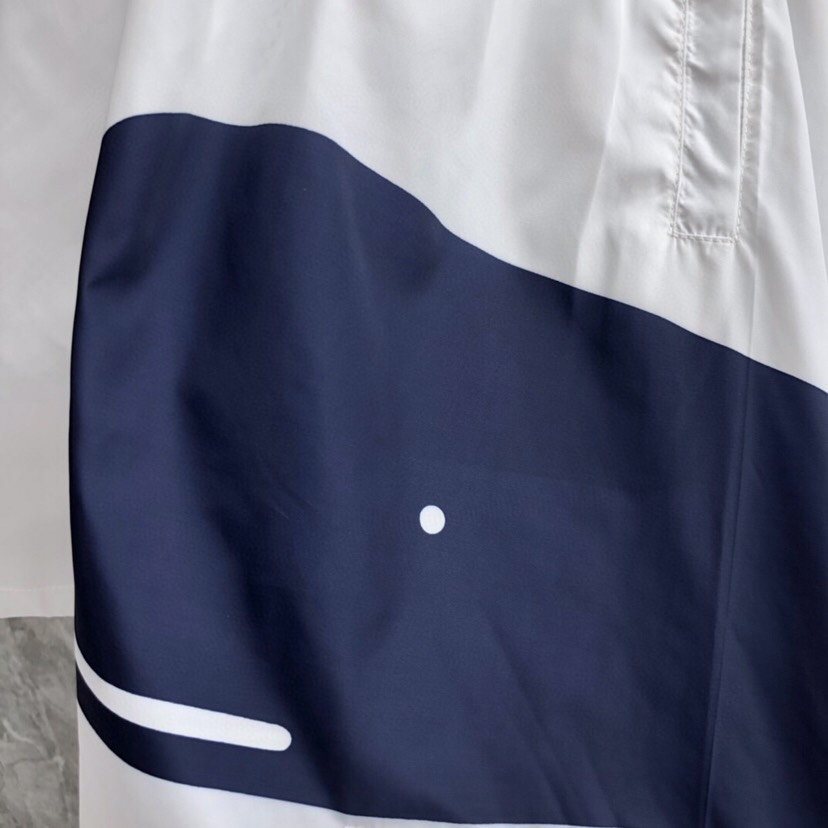Title: P504 THOM BROWNE TB Whale Beach Shorts Summary Summary: Thom Browne Tom Brown TB Whale Beach shorts in white and blue colors, with code 1-4. Report - 图片 7