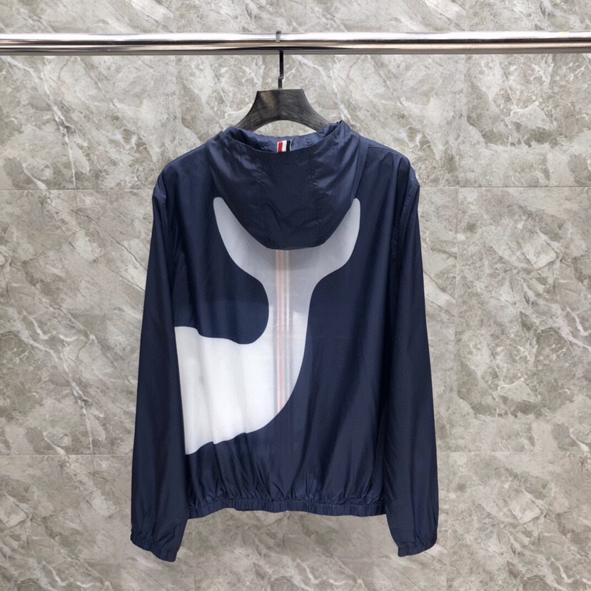 “THOM BROWNE Whale Sunscreen Jackets in White and Blue” - 图片 2