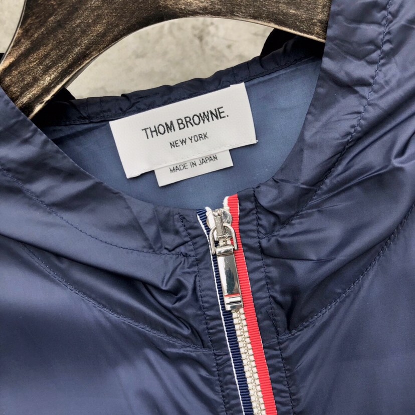“THOM BROWNE Whale Sunscreen Jackets in White and Blue” - 图片 5
