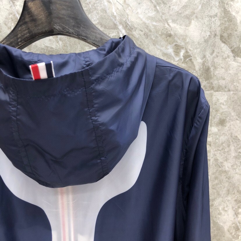 “THOM BROWNE Whale Sunscreen Jackets in White and Blue” - 图片 9
