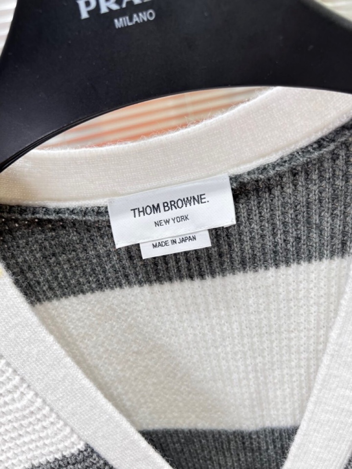 “THOM BROWNE Loose White Sweater Coat with Unique Design and Comfortable Material” - 图片 5