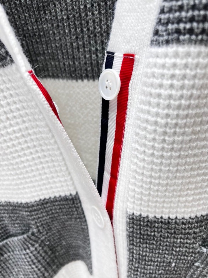 “THOM BROWNE Loose White Sweater Coat with Unique Design and Comfortable Material” - 图片 4