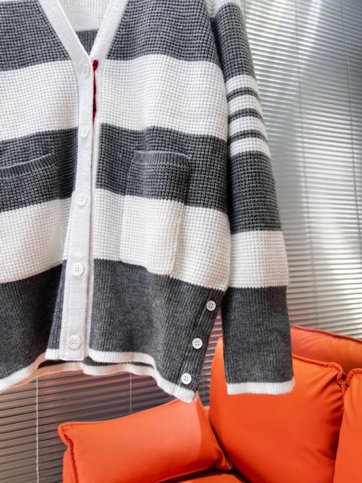 “THOM BROWNE Loose White Sweater Coat with Unique Design and Comfortable Material” - 图片 7