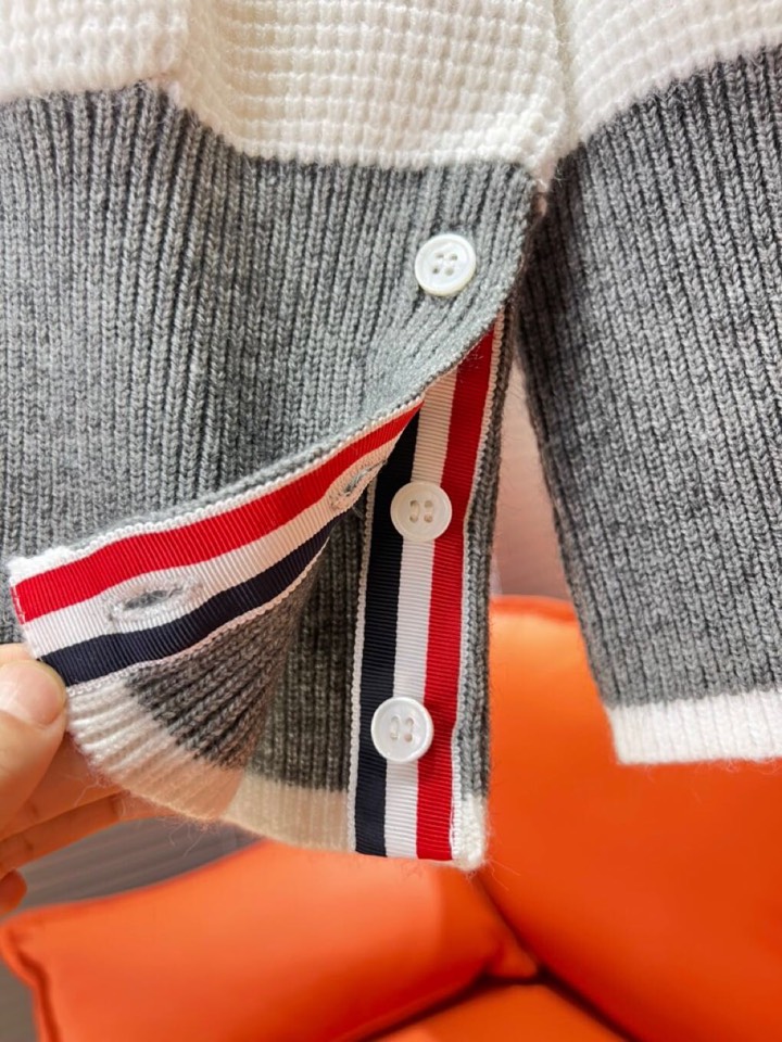 “THOM BROWNE Loose White Sweater Coat with Unique Design and Comfortable Material” - 图片 8