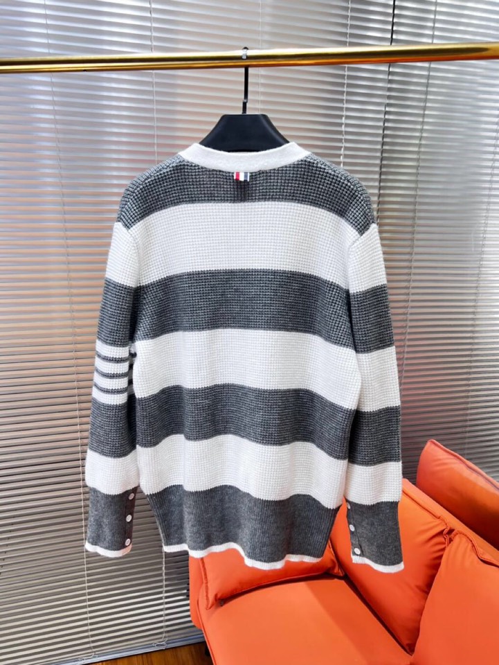 “THOM BROWNE Loose White Sweater Coat with Unique Design and Comfortable Material” - 图片 2