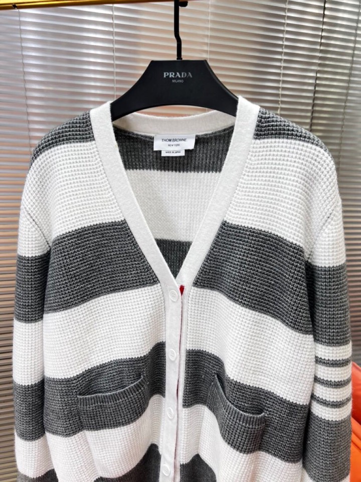 “THOM BROWNE Loose White Sweater Coat with Unique Design and Comfortable Material” - 图片 3