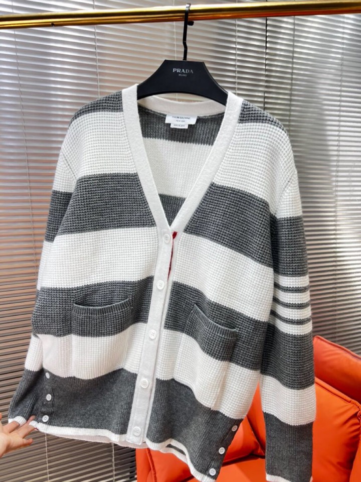 “THOM BROWNE Loose White Sweater Coat with Unique Design and Comfortable Material” - 图片 9