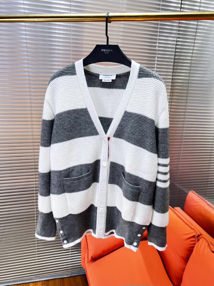 “THOM BROWNE Loose White Sweater Coat with Unique Design and Comfortable Material” - 图片 1