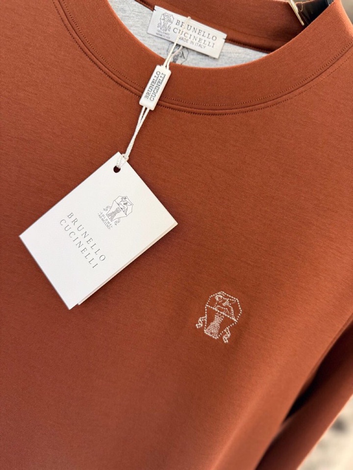 “New Men’s Cotton T-shirts by Brunello Cucinelli for Autumn & Winter 2025: Luxurious, High-Quality, and Stylish” - 图片 4