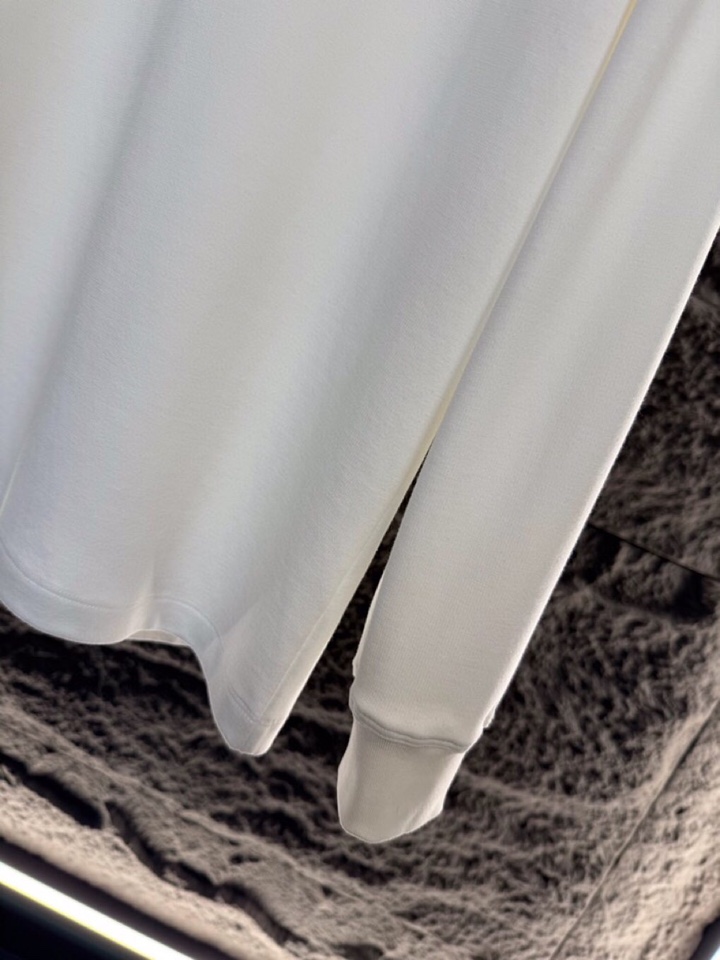 Title: Kiton Chilton 2025s Men’s Cotton T-Shirts Fall/Winter Collection Summary: Luxurious, classic cotton t-shirts in various sizes and colors for a stylish and elegant look - 图片 5