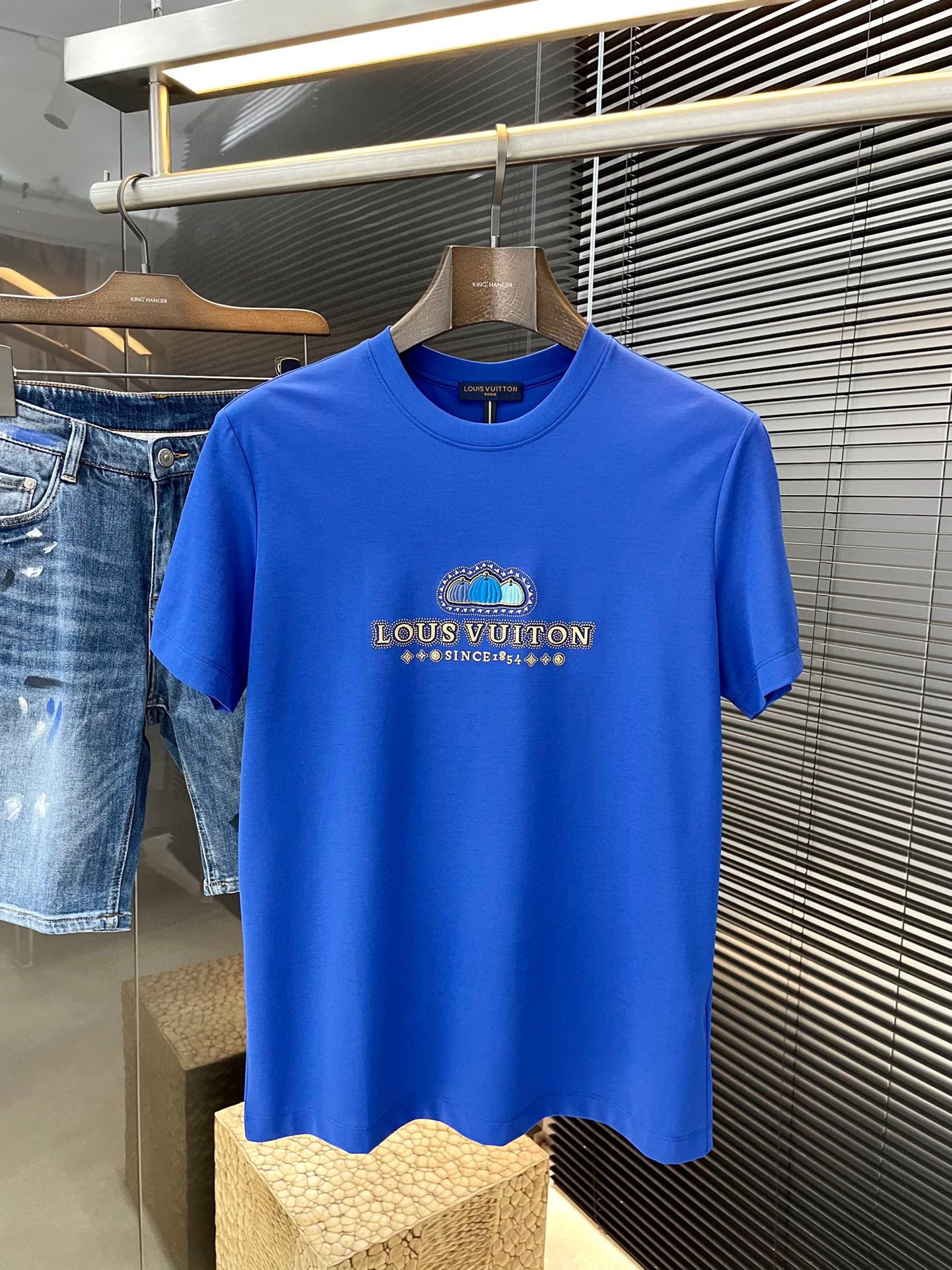 NO:502242,P LOUIS VUIT (Louis Vuit) series VIP high-end customization 2025 spring and summer new short-sleeved style versatile styles anyone can easily control. Fully customized fabric craftsmanship, high-quality copper-ammonia fabric. The fabric feels soft and the upper body is comfortable and soft. The simple style is very classy, ​​simple and unique. The style is very exquisite, and the style is very exquisite, showing the aura, and it will highlight the exquisiteness of business men!  Size M-3XL, louis vuitton,louis vuitton,t-shirt,alexander wang19860909P  LOUIS VUIT（路易威登）系列 VIP高级定制 2025春夏季新款短袖 百搭款式 任何人都可以轻松驾驭 面料全订制工艺 高定一等品铜氨丝面料 面料手感柔软,上身舒适柔软 简约的款式非常显档次,简约个性时尚,版型剪裁非常精致,显气场,又会凸显商务男士的精致！尺码 M-3XL,,louis vuitton,louis vuitton,T-shirt,alexander wang,Men's clothing