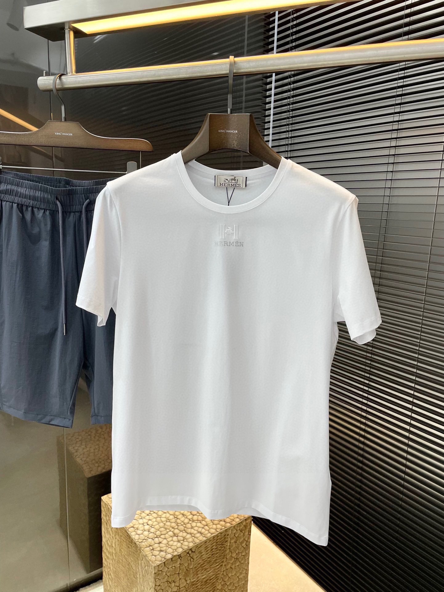 NO:502248,P HERME (Aima) series VIP high-end customization 2025 spring and summer new short-sleeved style versatile styles anyone can easily control. Fully customized fabric craftsmanship, high-quality viscose fabric. The fabric feels soft and the upper body is comfortable and soft. The simple style is very classy, ​​simple and unique, fashionable, the style is very exquisite, showing the aura, and it will highlight the exquisiteness of business men!  Size M-3XL, hermes, hermes, T-shirt, alexander wang19860909P  HERME（爱马）系列 VIP高级定制 2025春夏季新款短袖 百搭款式 任何人都可以轻松驾驭 面料全订制工艺 高定一等品粘纤面料 面料手感柔软,上身舒适柔软 简约的款式非常显档次,简约个性时尚,版型剪裁非常精致,显气场,又会凸显商务男士的精致！尺码 M-3XL,,hermes,hermes,T-shirt,alexander wang,Men's clothing