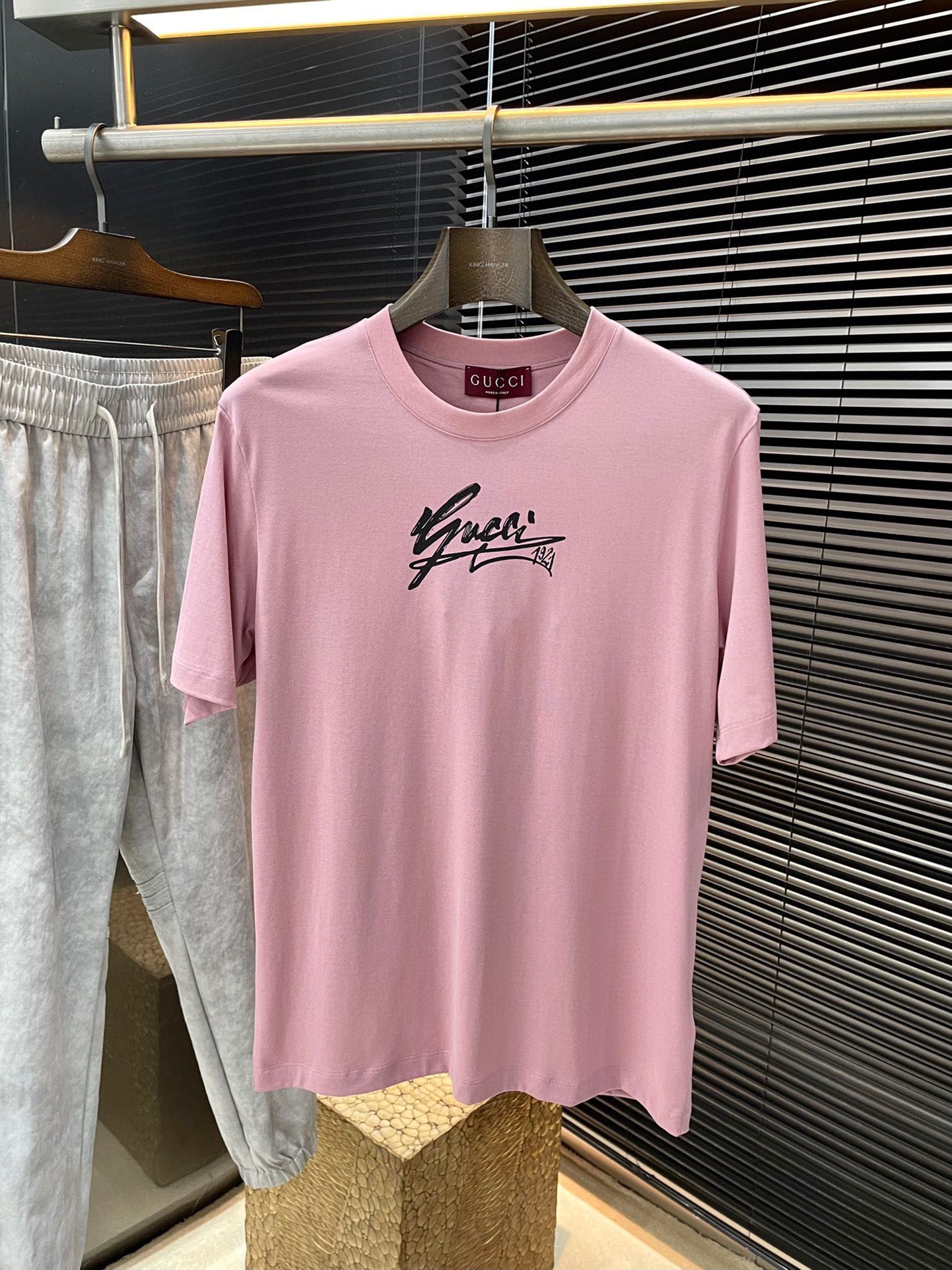 NO:502254,P Gucc series VIP high-end customization 2025 spring and summer new short-sleeved style versatile styles anyone can easily control. Fully customized fabrics, high-quality mercerized fabrics. The fabric feels soft and the upper body is comfortable and soft. The simple style is very classy, ​​simple and unique, fashionable, the style is very exquisite, showing the aura, and will highlight the exquisiteness of business men!  Size M-3XL, gucci, gucci, T-shirt, alexander wang19860909P  Gucc（古驰）系列 VIP高级定制 2025春夏季新款短袖 百搭款式 任何人都可以轻松驾驭 面料全订制 高定一等品丝光面料 面料手感柔软,上身舒适柔软 简约的款式非常显档次,简约个性时尚,版型剪裁非常精致,显气场,又会凸显商务男士的精致！尺码 M-3XL,,gucci,gucci,T-shirt,alexander wang,Men's clothing