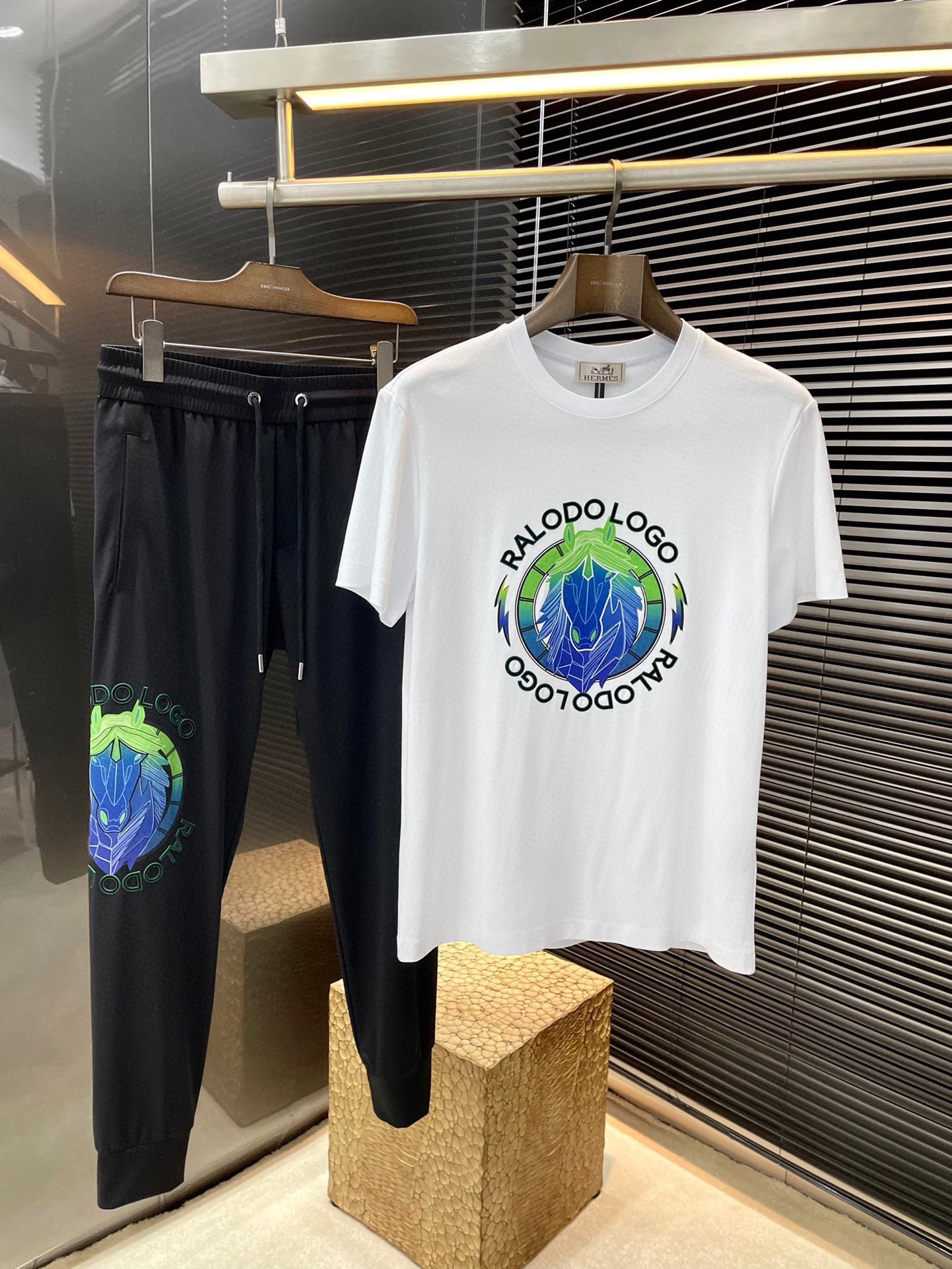 NO:502260,P HERME (Aima) series VIP high-end customization 2025 spring and summer new short-sleeved style versatile styles anyone can easily control. Fully customized fabrics, high-quality double-sided silk soft cotton fabric. The fabric feels soft and the upper body is comfortable and soft. The simple style is very classy, ​​simple and unique, and the style is very exquisite. The cut is very exquisite, showing the aura, and it will highlight the exquisiteness of business men!  Size M-3XL, hermes, hermes, T-shirt, alexander wang19860909P  HERME（爱马）系列 VIP高级定制 2025春夏季新款短袖 百搭款式 任何人都可以轻松驾驭 面料全订制 高定一等品双面丝柔棉面料 面料手感柔软,上身舒适柔软 简约的款式非常显档次,简约个性时尚,版型剪裁非常精致,显气场,又会凸显商务男士的精致！尺码 M-3XL,,hermes,hermes,T-shirt,alexander wang,Men's clothing