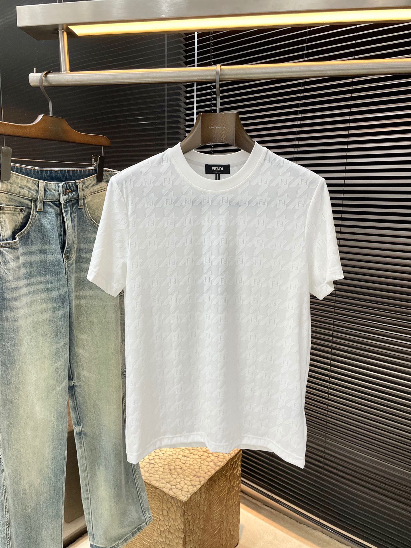 NO:502215,P FEND- (Fendi) series VIP high-end customization 2025 spring and summer new short-sleeved style versatile styles anyone can easily control. Fully customized fabrics, high-quality first-class imported Korean super soft nylon fabric. The fabric feels soft and the upper body is comfortable and soft. The simple style is very classy, ​​simple and unique. The style is very exquisite, and the style is very exquisite, showing the aura, and it will highlight the exquisiteness of business men!  Size M-3XL, fendi, fendi, T-shirt, alexander wang19860909P  FEND-（芬迪）系列 VIP高级定制 2025春夏季新款短袖 百搭款式 任何人都可以轻松驾驭 面料全订制 高定一等品韩国进口超柔锦纶面料 面料手感柔软,上身舒适柔软 简约的款式非常显档次,简约个性时尚,版型剪裁非常精致,显气场,又会凸显商务男士的精致！尺码 M-3XL,,fendi,fendi,T-shirt,alexander wang,Men's clothing