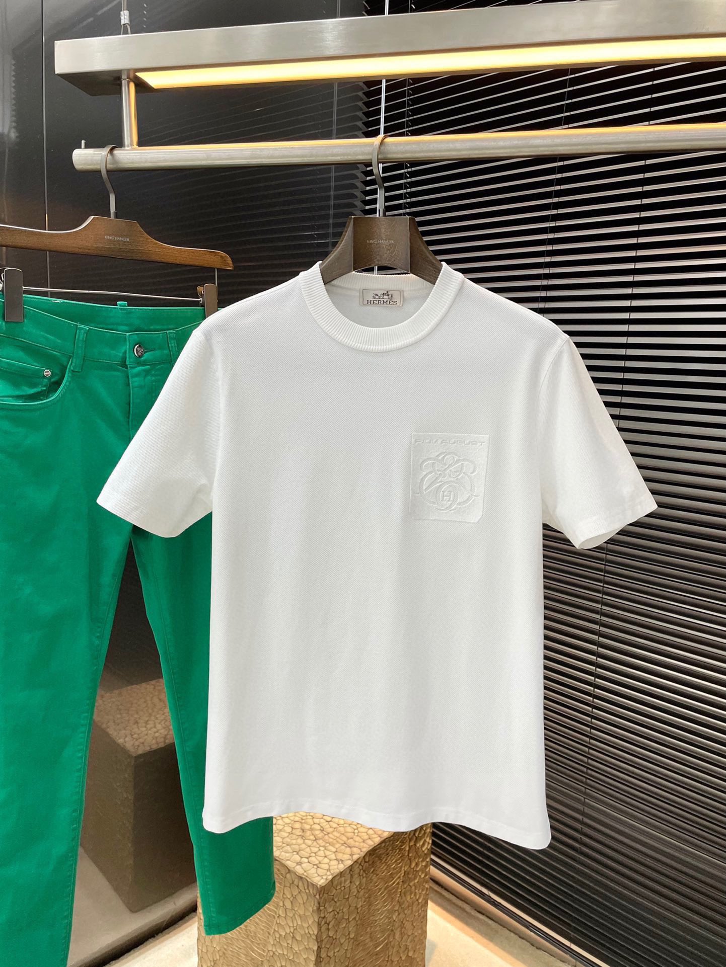 NO:502217,P HERMES series VIP high-end customization 2025 spring and summer new short-sleeved style versatile styles anyone can easily control. Fully customized fabrics, high-quality first-class mulberry silk fabric. The fabric feels soft and the upper body is comfortable and soft. The simple style is very classy, ​​simple and unique, fashionable, the style is very exquisite, showing the aura, and it will highlight the exquisiteness of business men!  Size M-3XL, hermes, hermes, T-shirt, alexander wang19860909P  HERMES（爱马仕） 系列 VIP高级定制 2025春夏季新款短袖 百搭款式 任何人都可以轻松驾驭 面料全订制 高定一等品桑蚕丝面料 面料手感柔软,上身舒适柔软 简约的款式非常显档次,简约个性时尚,版型剪裁非常精致,显气场,又会凸显商务男士的精致！尺码 M-3XL,,hermes,hermes,T-shirt,alexander wang,Men's clothing