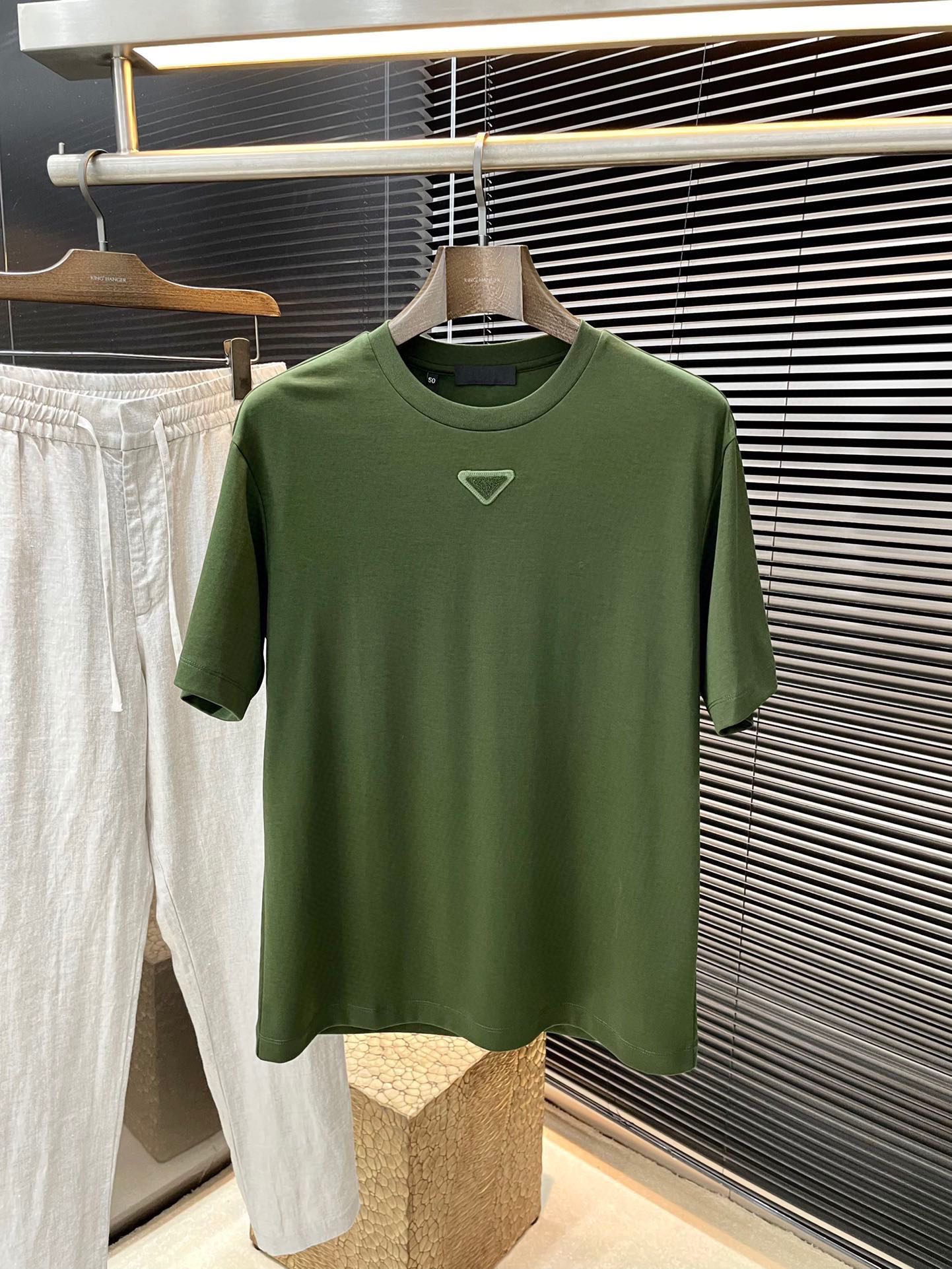 NO:502222,P PRADA- (Prada) series VIP high-end customization 2025 spring and summer new short-sleeved style versatile styles anyone can easily control. Fully customized fabrics, high-quality cotton fabrics. The fabric feels soft and the upper body is comfortable and soft. The simple style is very classy, ​​simple and unique, and the style is very exquisite. The tailoring is very exquisite, showing the aura, and it will highlight the exquisiteness of business men!  Size M-3XL, prada, prada, T-shirt, alexander wang19860909P  PRADA-（普拉达）系列 VIP高级定制 2025春夏季新款短袖 百搭款式 任何人都可以轻松驾驭 面料全订制 高定一等品棉面料 面料手感柔软,上身舒适柔软 简约的款式非常显档次,简约个性时尚,版型剪裁非常精致,显气场,又会凸显商务男士的精致！尺码 M-3XL,,prada,prada,T-shirt,alexander wang,Men's clothing