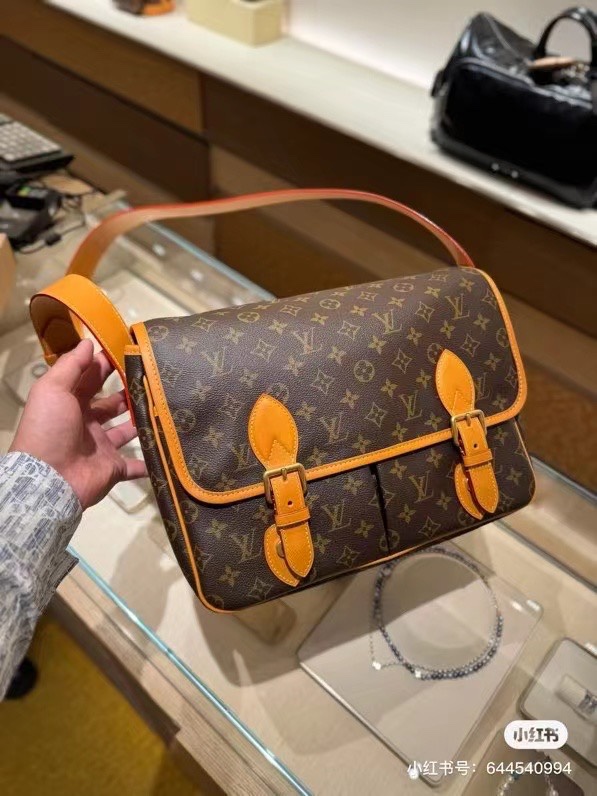 NO:557495,M14723 Presbyopia yellow leather retro men's bag large messenger bag Satchel messenger bag model picture, LV [top original order], louis vuitton19860909M14723老花黄皮 复古男包大号邮差包 Satchel 邮差包 模特图,LV【顶级原单】,louis vuitton,Bag