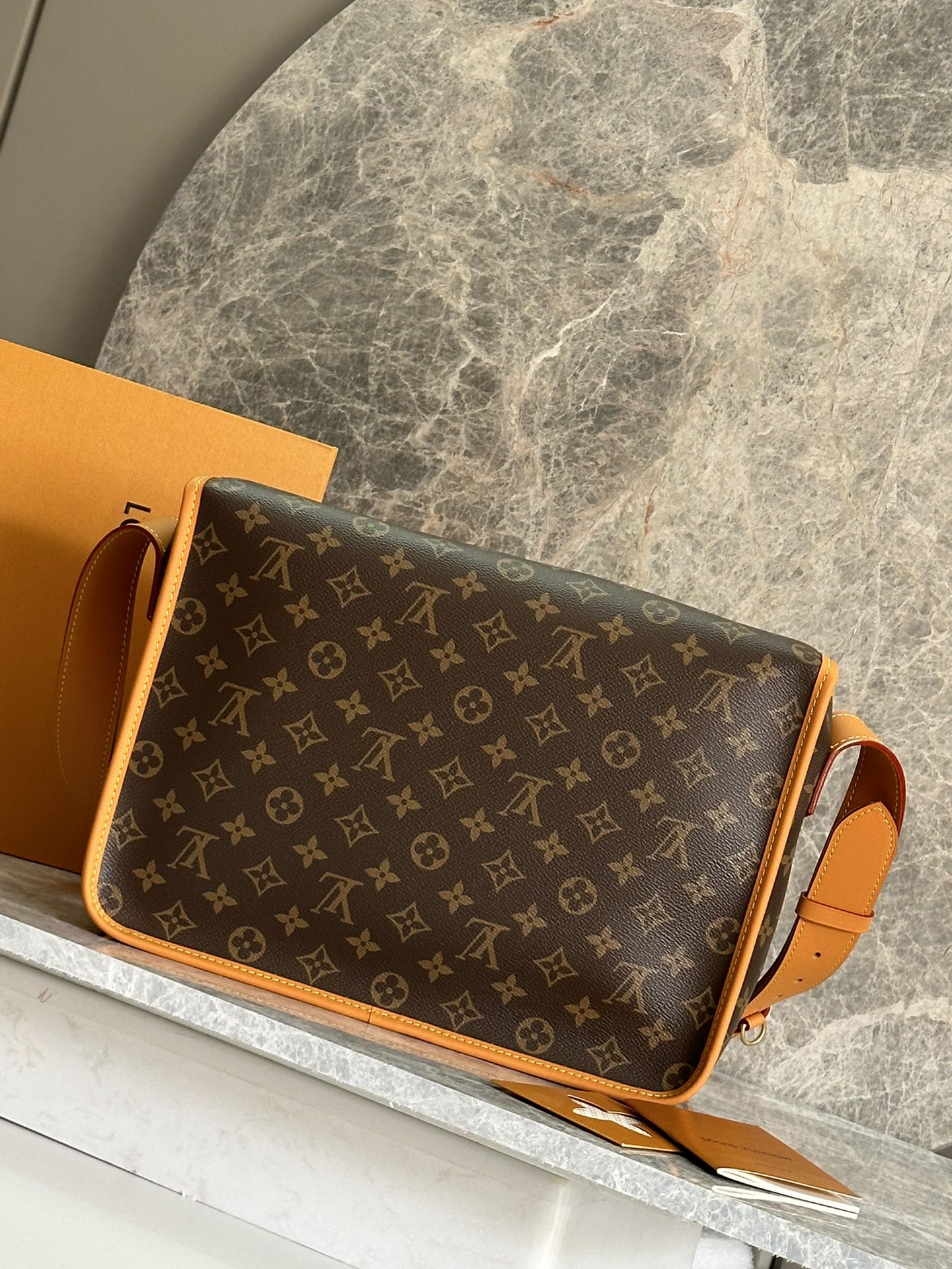 P ¥550 【163C01动态芯片】顶级原单🌟💥型号:M14723,本款 Satchel 邮差包向 1990 年代的经典 Gibecière 手袋汲取灵感,为 Monogram 帆布搭配牛皮革饰边。翻盖开合配有精巧搭扣,别致前袋和笔记本电脑加衬内袋彰显功能考量,复古格调可轻松点亮各式造型。
24 x 12 x 35.5 厘米
(高 x 宽 x 长度