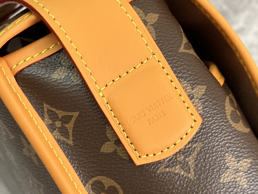 P ¥550 【163C01动态芯片】顶级原单🌟💥型号:M14723,本款 Satchel 邮差包向 1990 年代的经典 Gibecière 手袋汲取灵感,为 Monogram 帆布搭配牛皮革饰边。翻盖开合配有精巧搭扣,别致前袋和笔记本电脑加衬内袋彰显功能考量,复古格调可轻松点亮各式造型。
24 x 12 x 35.5 厘米
(高 x 宽 x 长度