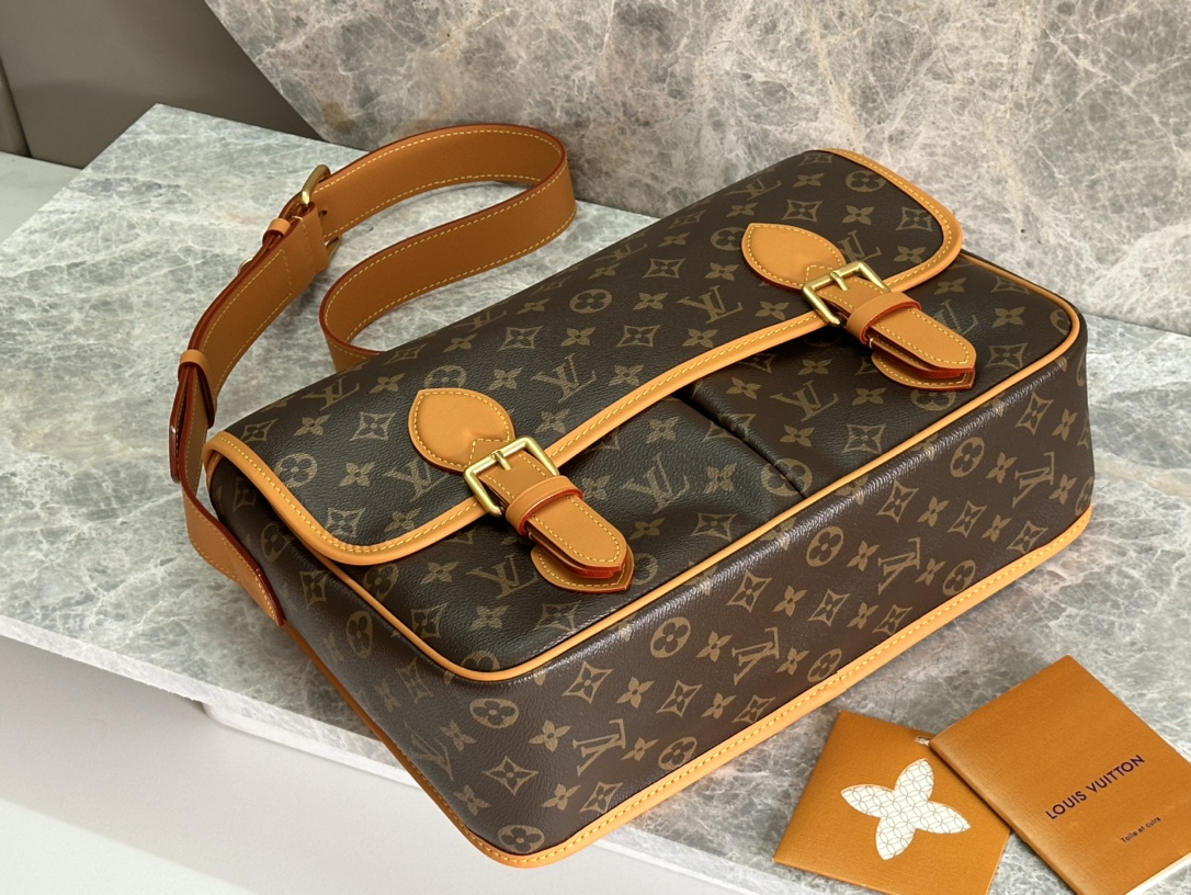 P ¥550 【163C01动态芯片】顶级原单🌟💥型号:M14723,本款 Satchel 邮差包向 1990 年代的经典 Gibecière 手袋汲取灵感,为 Monogram 帆布搭配牛皮革饰边。翻盖开合配有精巧搭扣,别致前袋和笔记本电脑加衬内袋彰显功能考量,复古格调可轻松点亮各式造型。
24 x 12 x 35.5 厘米
(高 x 宽 x 长度