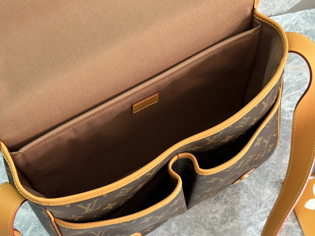P ¥550 【163C01动态芯片】顶级原单🌟💥型号:M14723,本款 Satchel 邮差包向 1990 年代的经典 Gibecière 手袋汲取灵感,为 Monogram 帆布搭配牛皮革饰边。翻盖开合配有精巧搭扣,别致前袋和笔记本电脑加衬内袋彰显功能考量,复古格调可轻松点亮各式造型。
24 x 12 x 35.5 厘米
(高 x 宽 x 长度