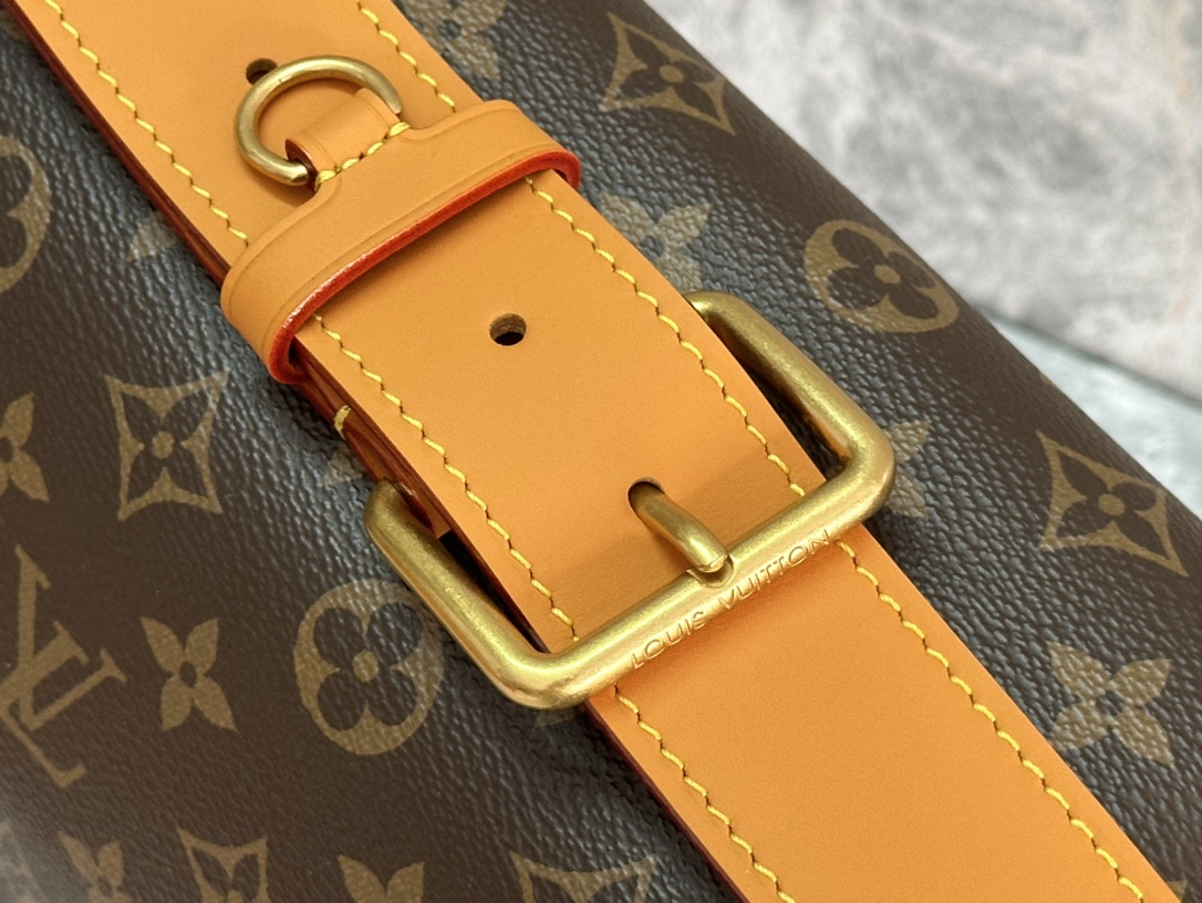 P ¥550 【163C01动态芯片】顶级原单🌟💥型号:M14723,本款 Satchel 邮差包向 1990 年代的经典 Gibecière 手袋汲取灵感,为 Monogram 帆布搭配牛皮革饰边。翻盖开合配有精巧搭扣,别致前袋和笔记本电脑加衬内袋彰显功能考量,复古格调可轻松点亮各式造型。
24 x 12 x 35.5 厘米
(高 x 宽 x 长度