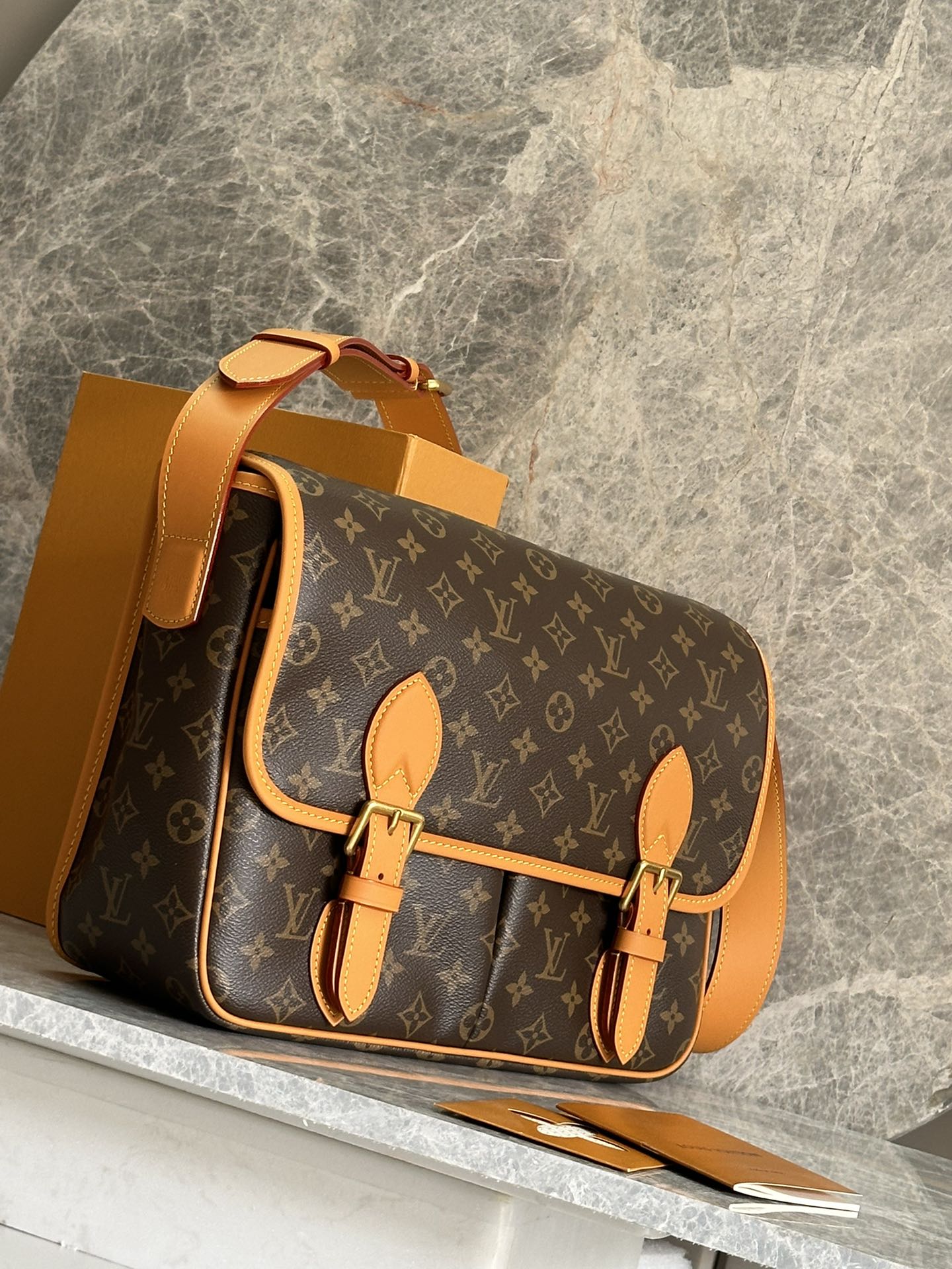 P ¥550 【163C01动态芯片】顶级原单🌟💥型号:M14723,本款 Satchel 邮差包向 1990 年代的经典 Gibecière 手袋汲取灵感,为 Monogram 帆布搭配牛皮革饰边。翻盖开合配有精巧搭扣,别致前袋和笔记本电脑加衬内袋彰显功能考量,复古格调可轻松点亮各式造型。
24 x 12 x 35.5 厘米
(高 x 宽 x 长度