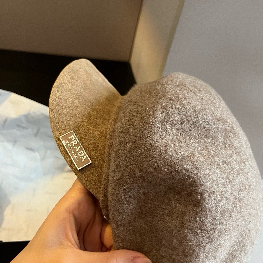 🆕

Prada普拉达新款鸭舌画家帽，百分百羊毛🦙%面料头围57cm