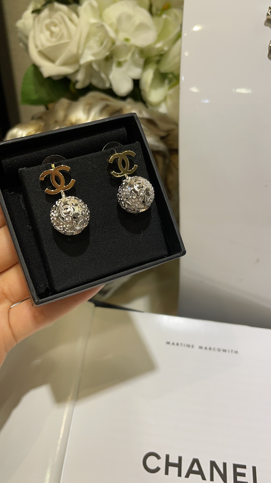 NO:635525,88220, today's new purchase yb. 25A new gold double C silver hollow star ball earrings. The hollow star ball is shining like a disco light ball. Cute and exquisite. The real thing is super beautiful. The details are so well done. The same brass material as yb. Swarovski diamond top version. Contrast color stud earrings, a must-have. earrings, Cardia high-end jewelry1986090988220,今日新品购入yb . 25A新款金色双C银色镂空星星圆球耳环 镂空星星圆球像disco灯球一样闪闪的 可爱又精致 实物超级美 细节做得太好了 yb一样黄铜材质 施华洛钻顶级版本 撞色耳钉耳环,爆款必入,,earrings,卡迪亚高端饰品,Jewelry