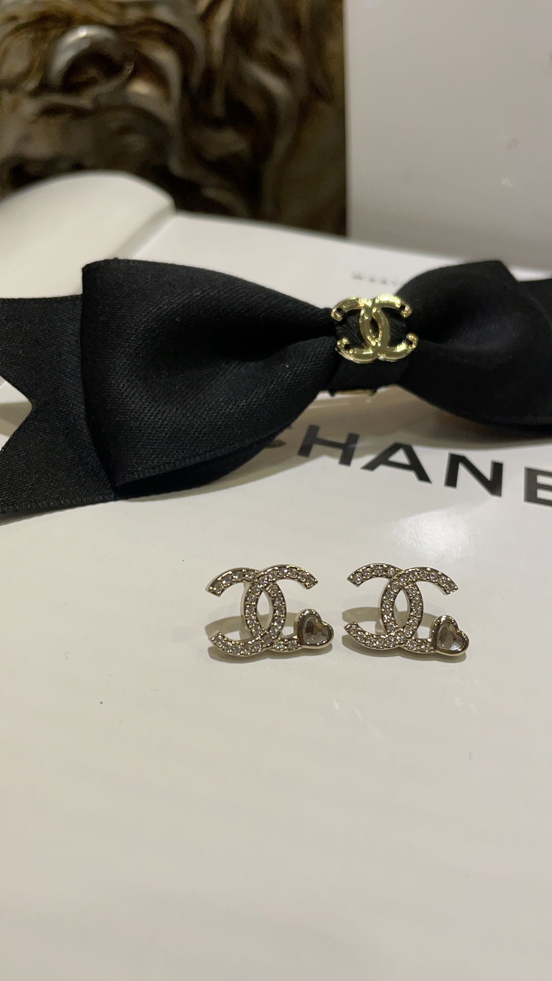 NO:634664,88160, today's new purchase yb. 25B new small love gold full diamond double C earrings. Simple and very suitable for daily small earrings. The mini love embellishment is sweet but not greasy. So cute. This basic style is easy to wear with your eyes closed. It is the first choice for commuting and dating. Exclusively purchased from yb. Same brass material. Swarovski diamonds. Earrings come with packaging box. The top version is shipped. earrings, Cardia high-end jewelry.1986090988160, 今日新品购入yb . 25B新款小爱心金色满钻双C耳钉 简简单单非常适合日常的小耳钉 mini爱心的点缀甜而不腻 太乖啦 这种基础款式闭眼入 通勤约会百搭首选 独家购入yb 一样黄铜材质 施华洛钻 耳环带包装盒 顶级版本出货啦,,earrings,卡迪亚高端饰品,Jewelry