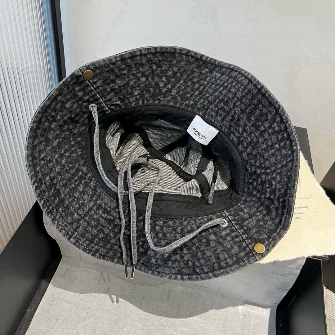 🆕

burberry巴宝莉新款牛仔渔夫帽，头围57cm