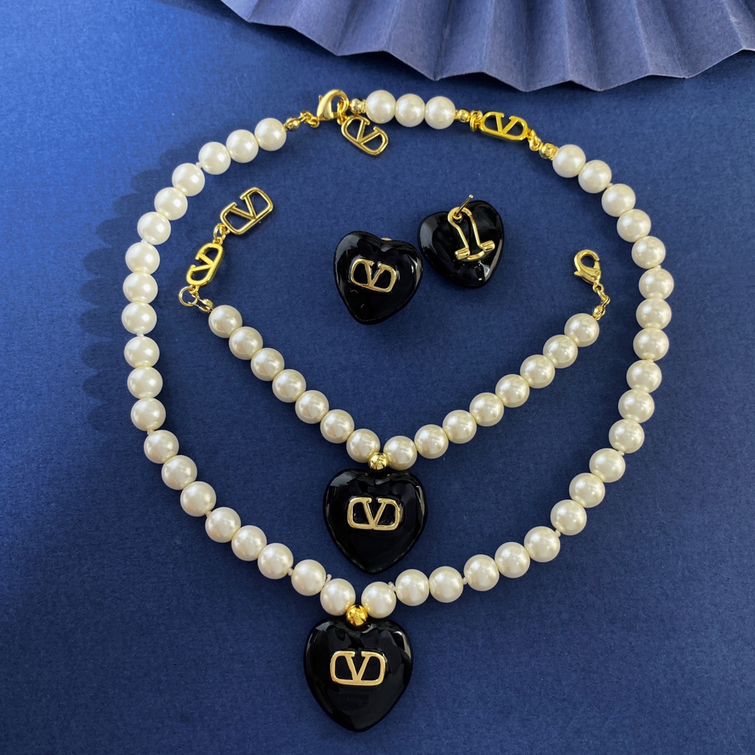 “Valentino Black Heart Necklace HL92 P265 P290 P285: Stylish Gold-Colored Accessory for Women”