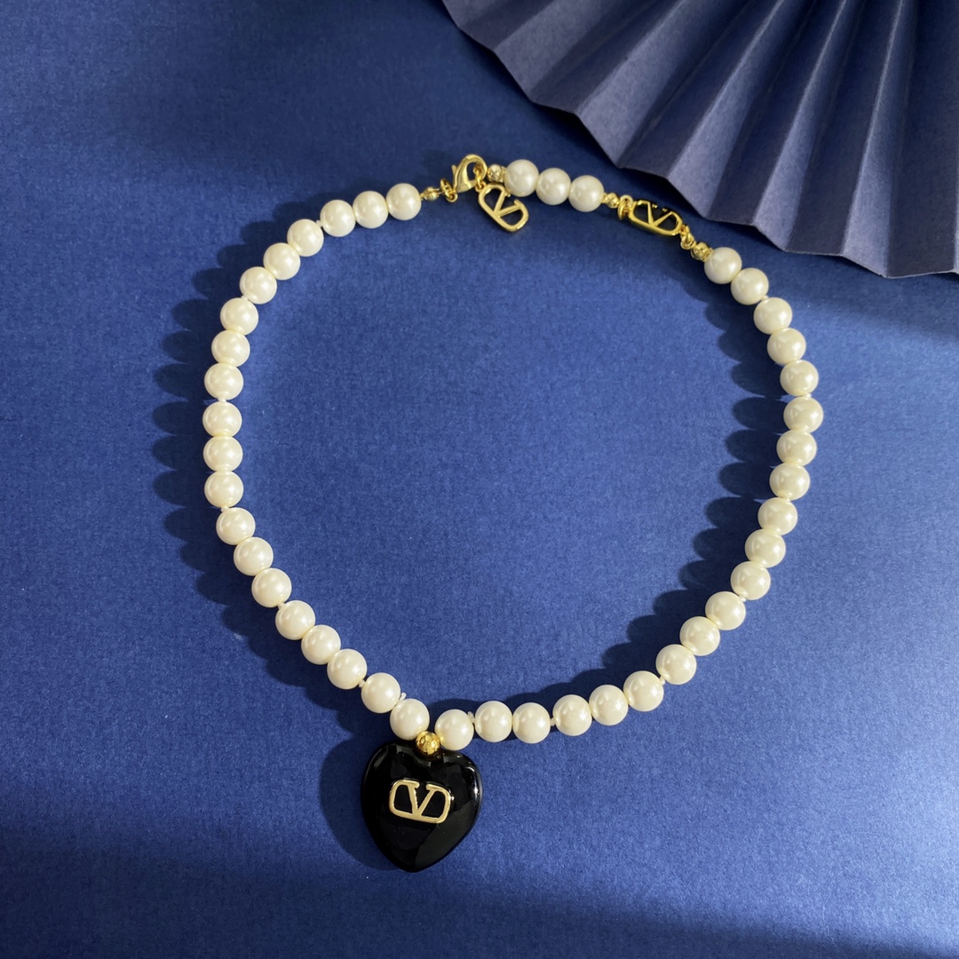 “Valentino Black Heart Necklace HL92 P265 P290 P285: Stylish Gold-Colored Accessory for Women” - 图片 6