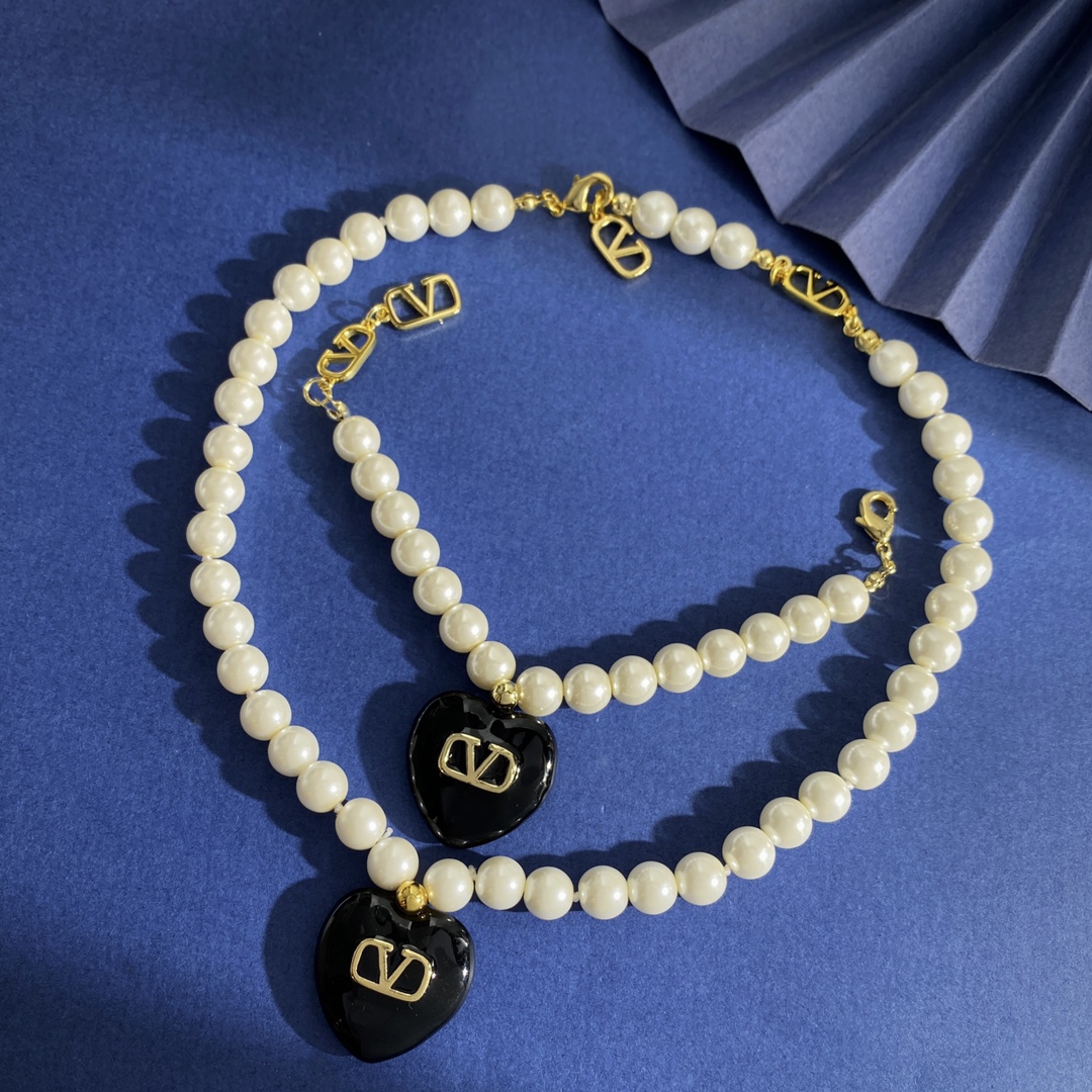 “Valentino Black Heart Necklace HL92 P265 P290 P285: Stylish Gold-Colored Accessory for Women” - 图片 9