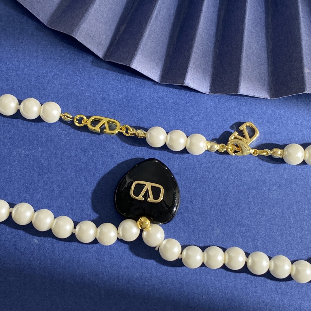 “Valentino Black Heart Necklace HL92 P265 P290 P285: Stylish Gold-Colored Accessory for Women” - 图片 2